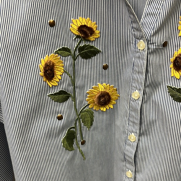 Get Lucky Embroidered Sunflower tank and blouse L - Picture 5 of 8